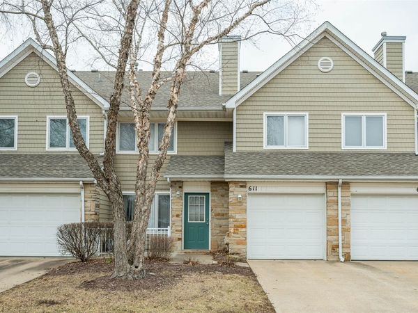 811 Burr Oaks Drive, Unit 611, West Des Moines, IA 50266