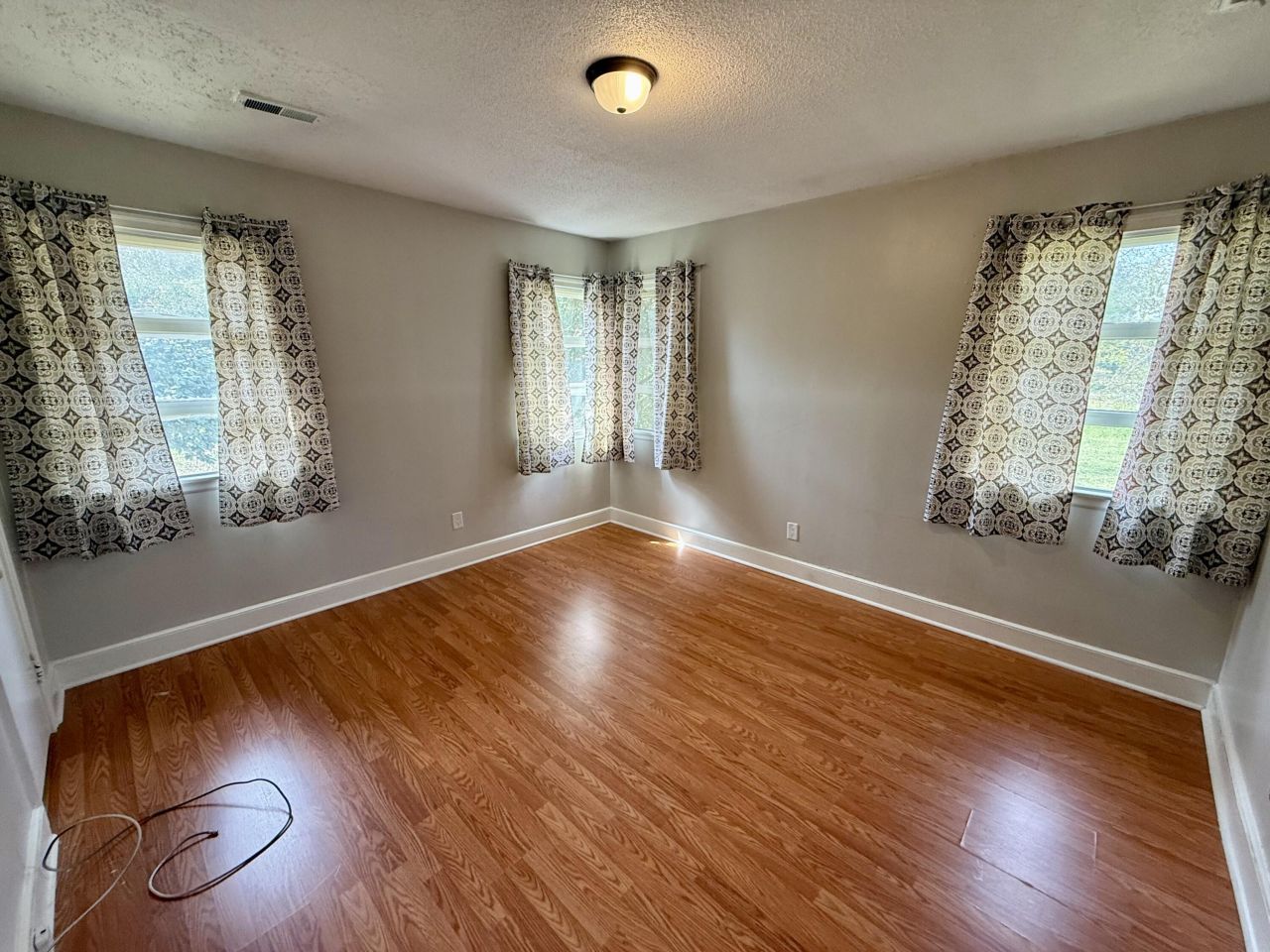 1183 Sawyer Street Photo 7