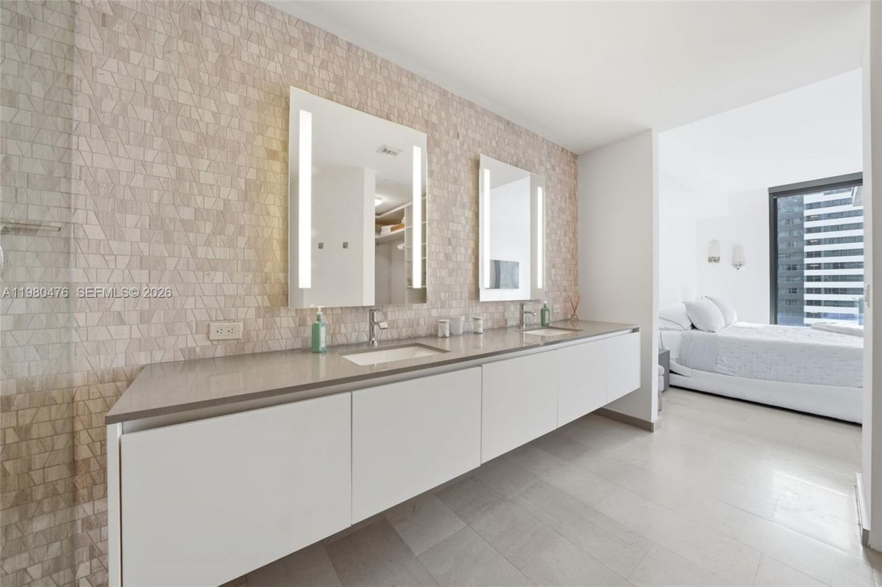 88 SW 7th St, Unit 1010, Miami, FL 33130 Photo