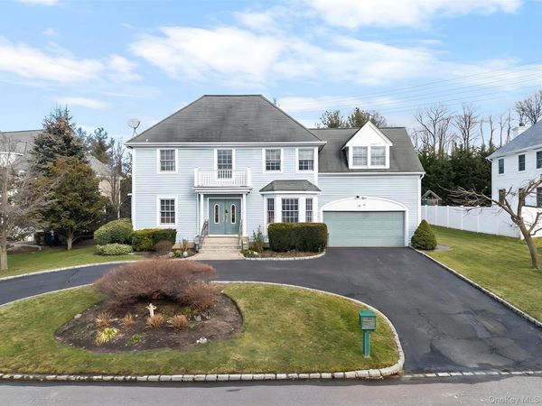 14 Mackay Way , Roslyn, NY 11576