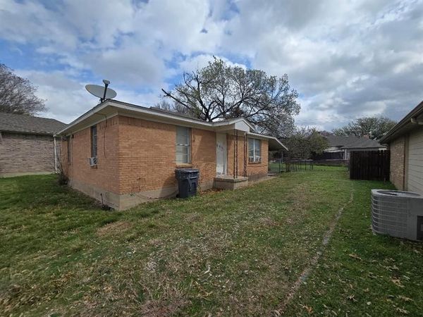 17724 Hillcrest Road , Dallas, TX 75252