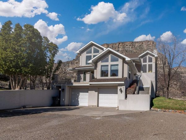 711 Falls View Dr, Twin Falls, ID 83301