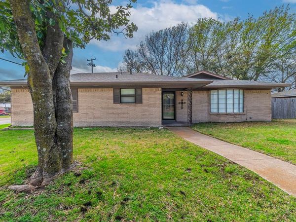 1201 Crestridge Street , Ennis, TX 75119