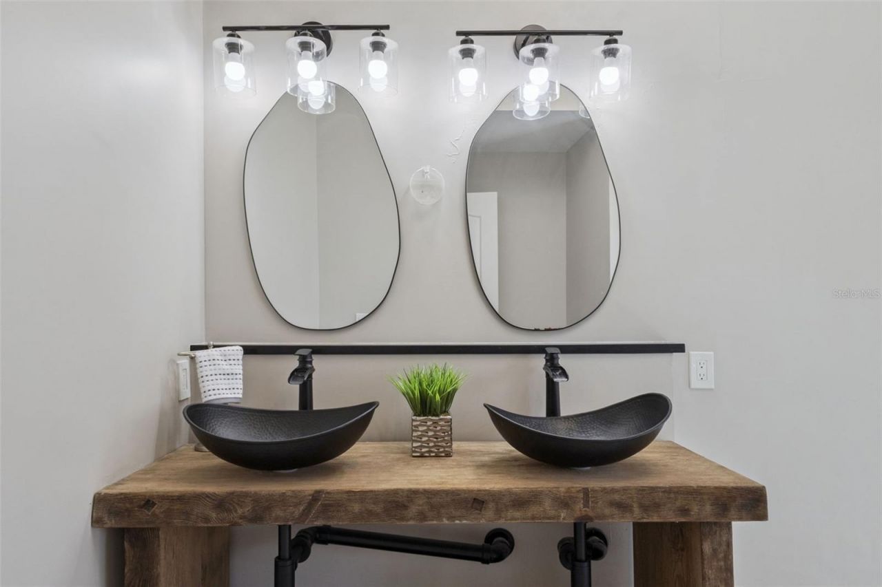 303 Waterwood Drive, Yalaha, FL 34797 Photo