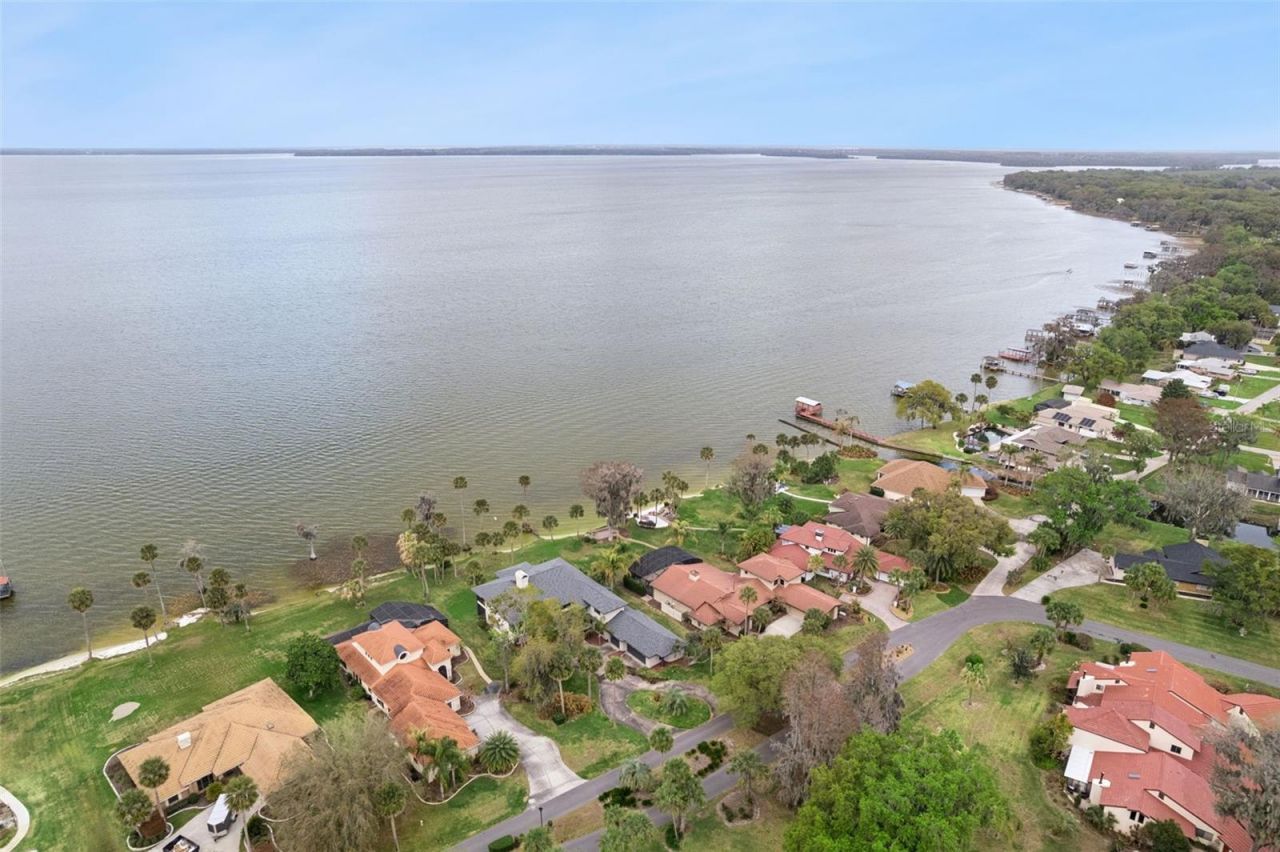 303 Waterwood Drive, Yalaha, FL 34797 Photo