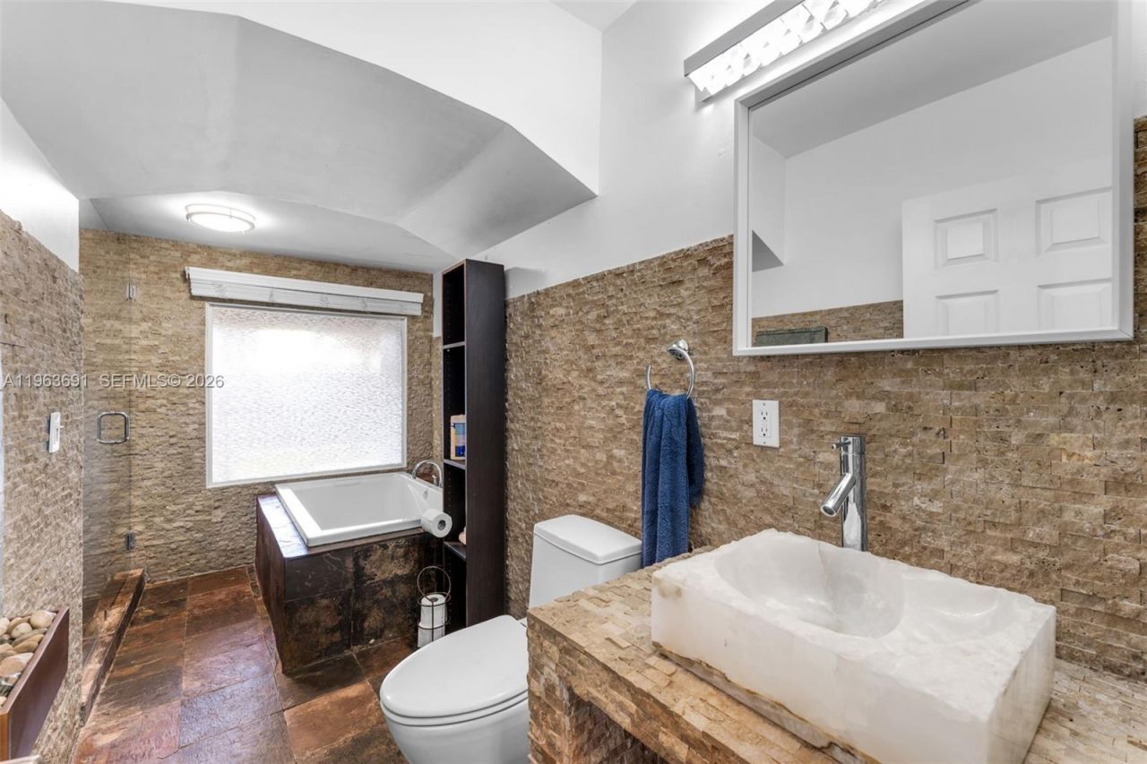 4220 SW 13th St , Unit 4220, Miami, FL 33134 Photo