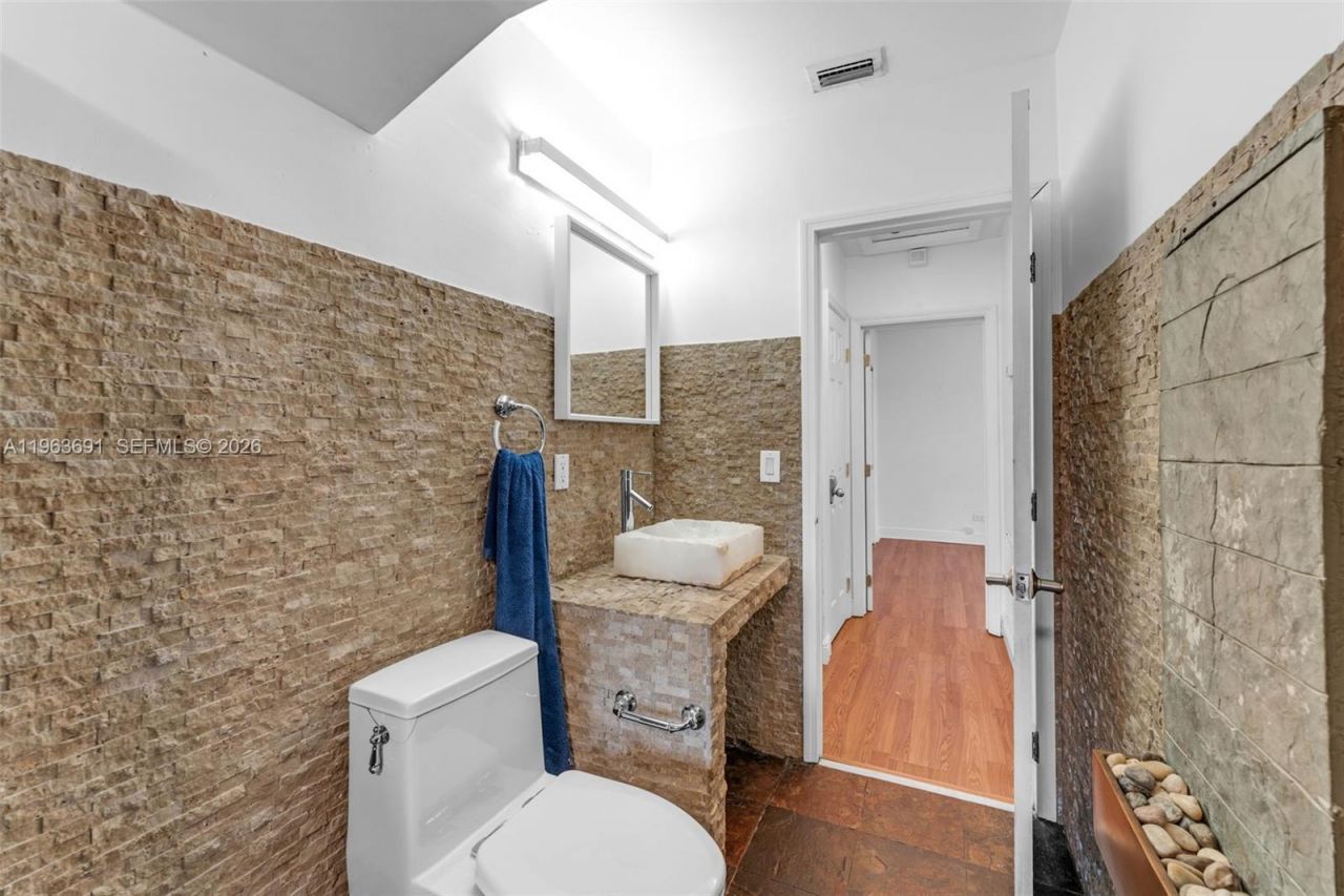 4220 SW 13th St , Unit 4220, Miami, FL 33134 Photo