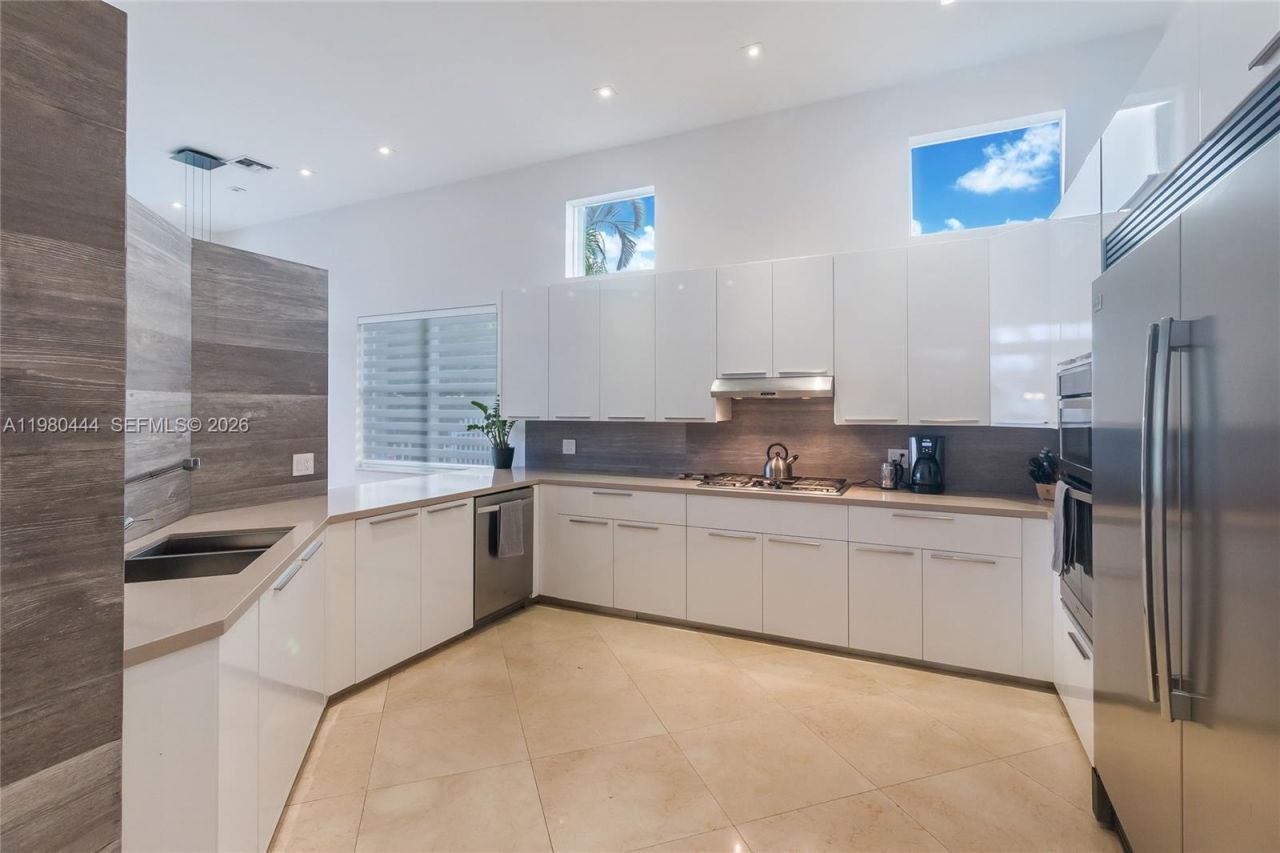 1651 NE 196th St , Miami, FL 33179 Photo