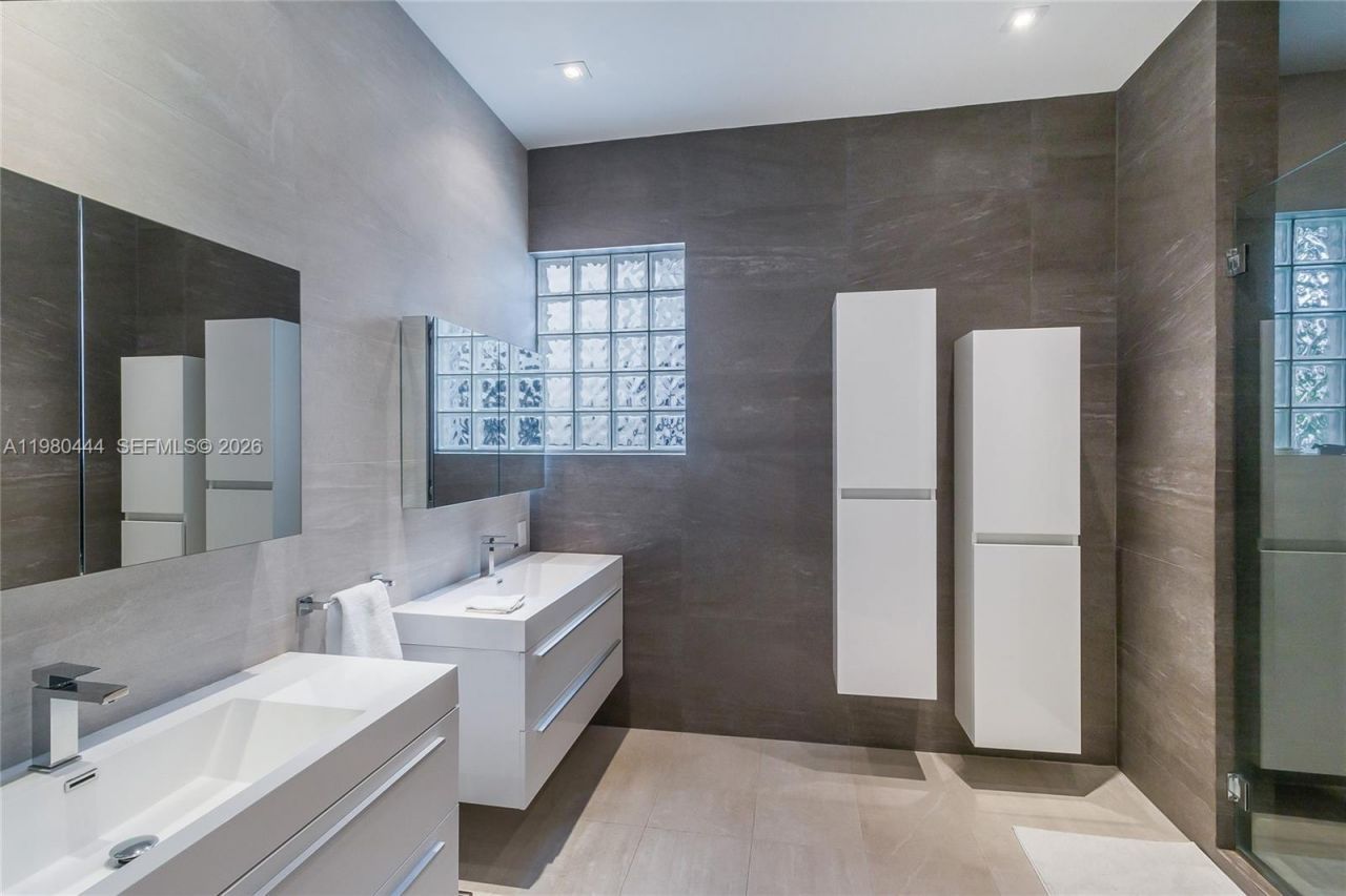 1651 NE 196th St , Miami, FL 33179 Photo