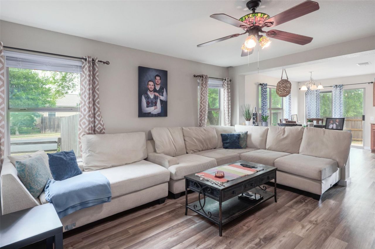 5307 Viewpoint Dr, Austin, TX 78744 Main Photo