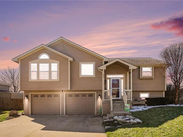 5217 NE Holiday Drive, Lee's Summit, MO 64064