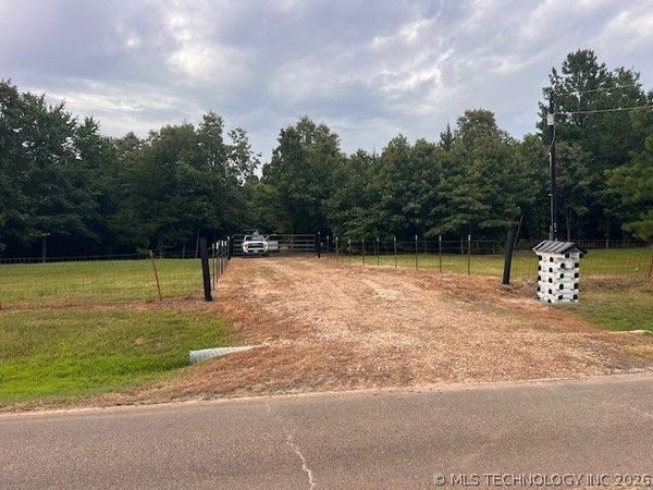 2043 E 2000 Road , Hugo, OK 74743