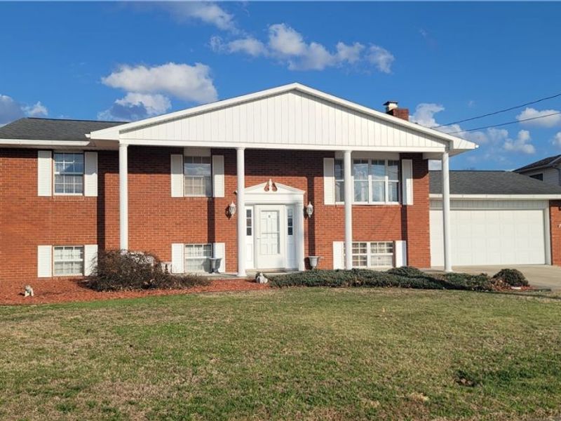 818 Seneca Drive, Belpre, OH 45714 Photo 1