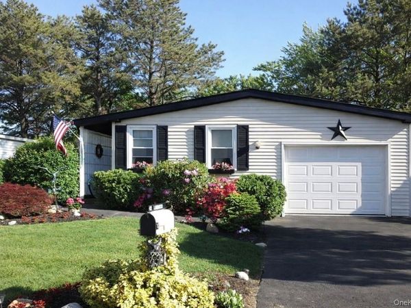 43 Village Circle S, Manorville, NY 11949