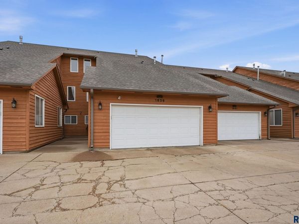 1639 Cactus Dr, Sioux Falls, SD 57110