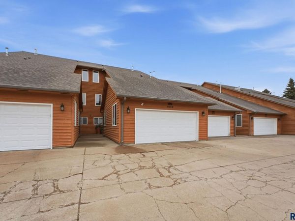 1639 Cactus Dr, Sioux Falls, SD 57110
