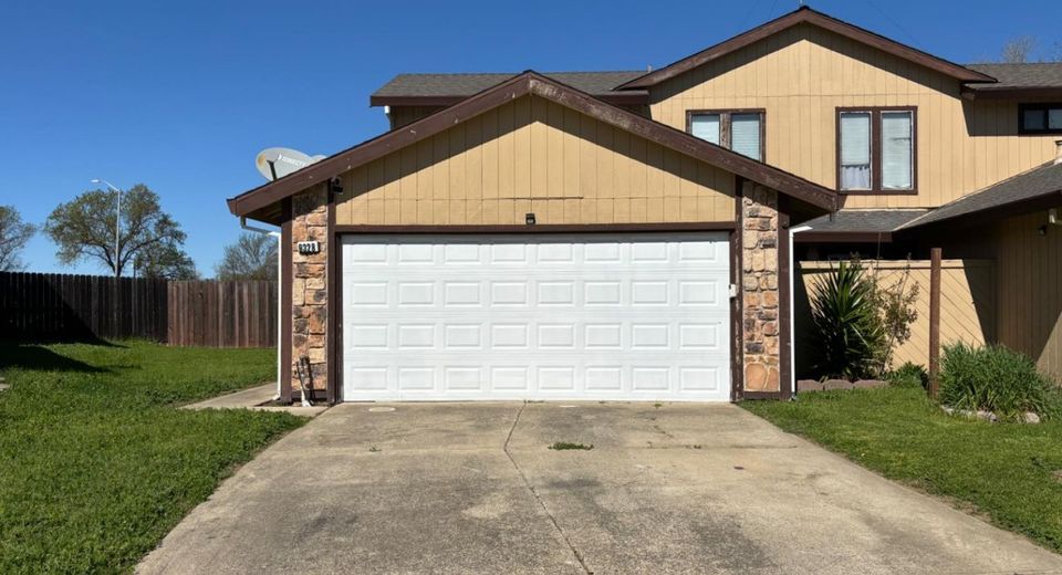 9328 Aizenberg Cir, Elk Grove, CA 95624 Photo