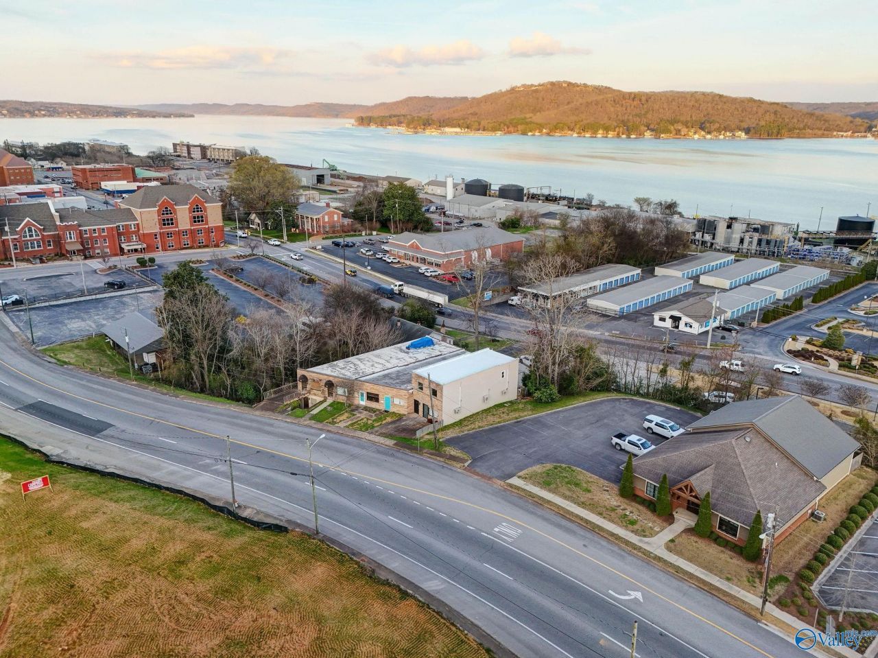 627 Gunter Avenue, Guntersville, AL 35976 Main Photo