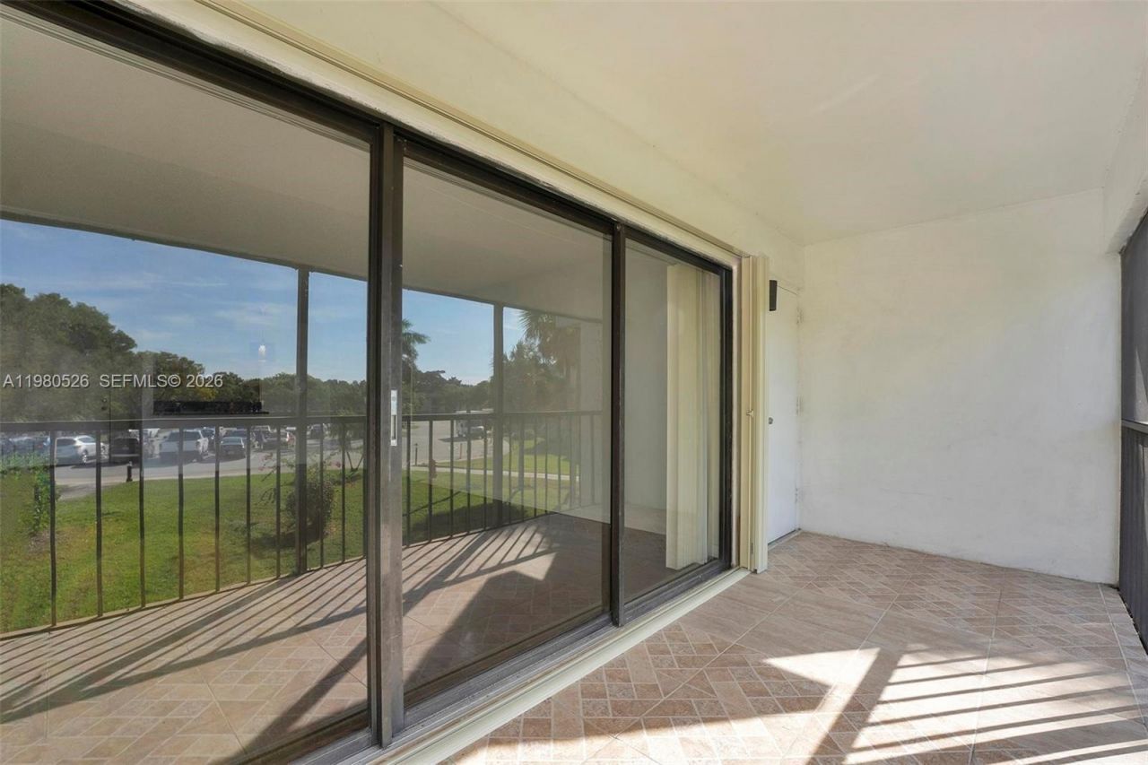 230 Lakeview Dr , Unit 206, Weston, FL 33326 Photo