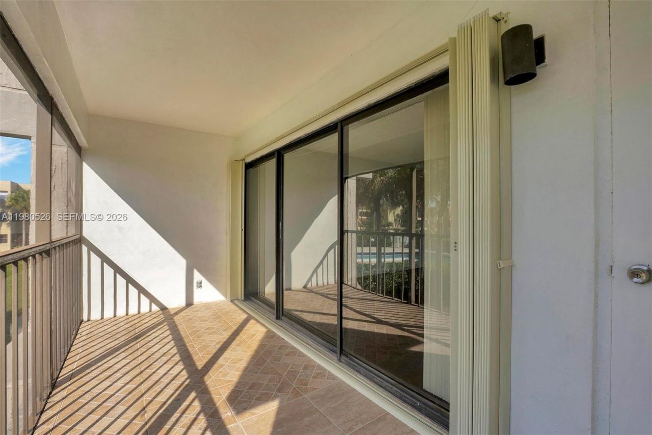 230 Lakeview Dr , Unit 206, Weston, FL 33326 Photo