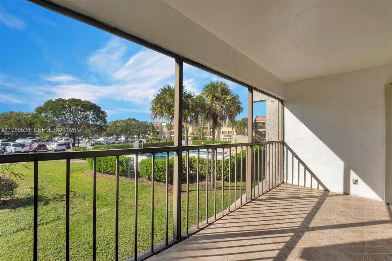 230 Lakeview Dr , Unit 206, Weston, FL 33326 Photo