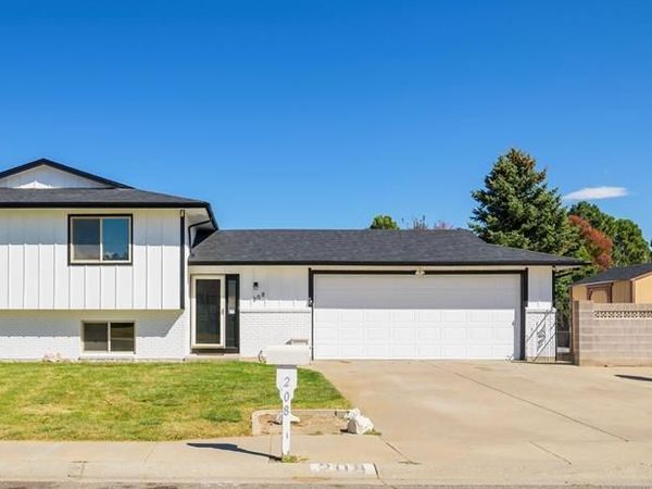 208 Starlite Dr, Pueblo, CO 81005