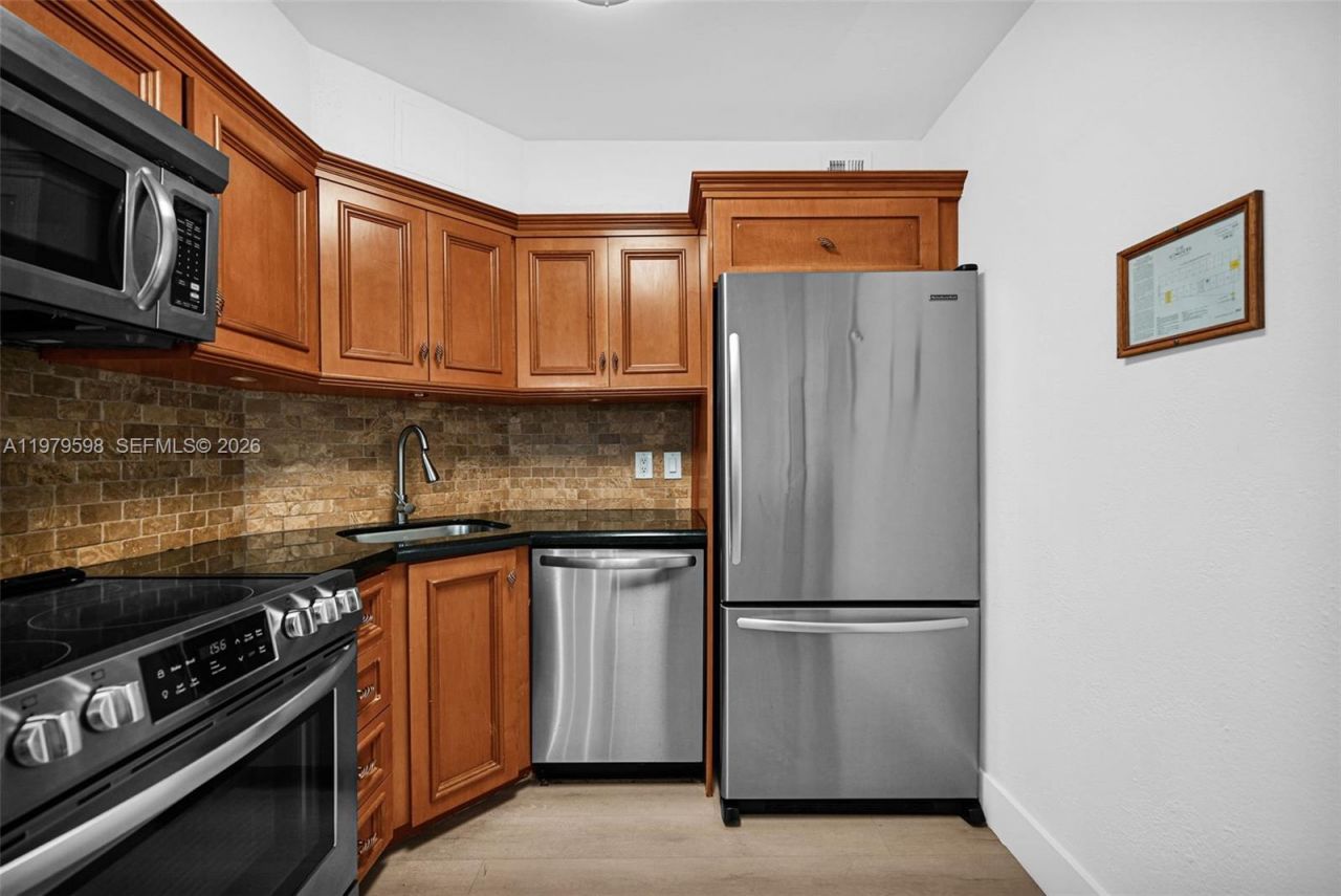 5225 Collins Ave , Unit 1214, Miami Beach, FL 33140 Photo