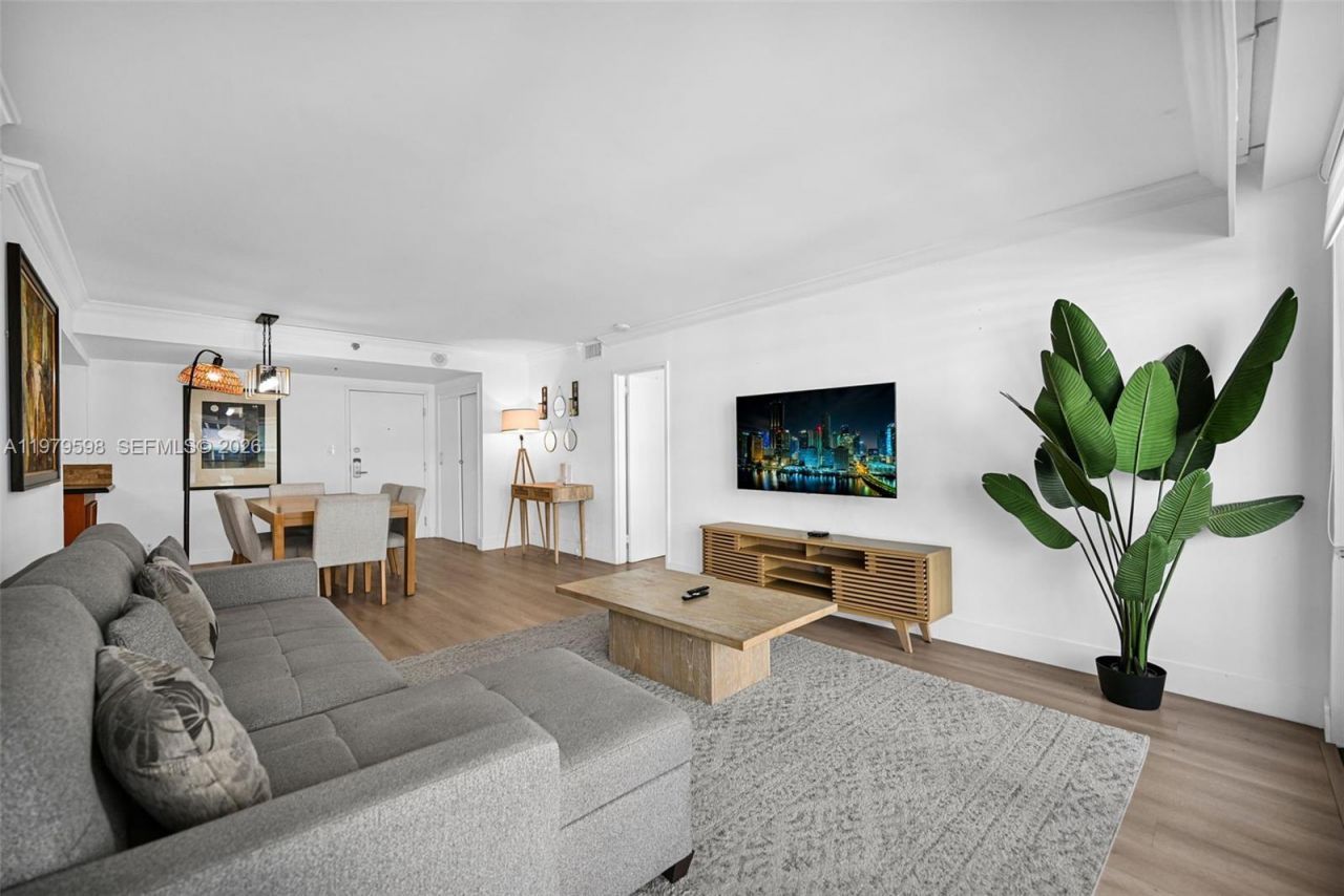5225 Collins Ave , Unit 1214, Miami Beach, FL 33140 Photo