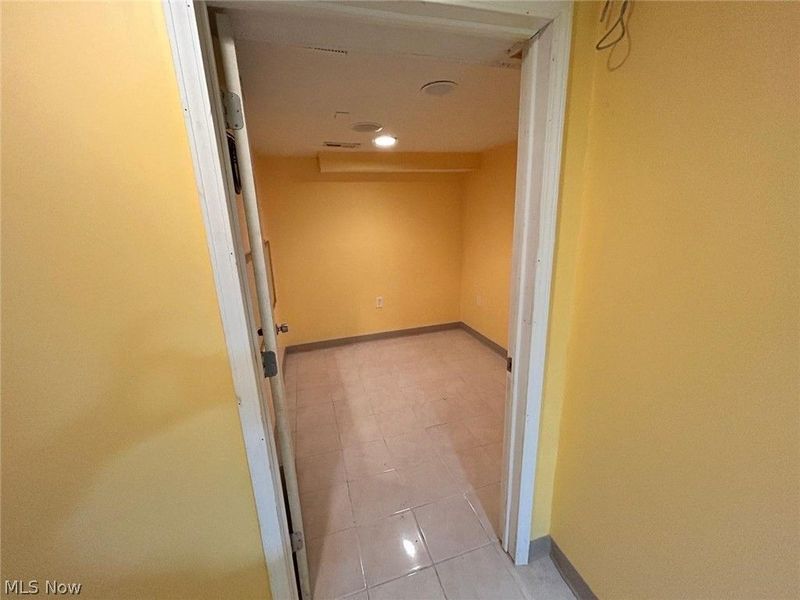 669 E 185th Street E, Euclid, OH 44119 Photo 11