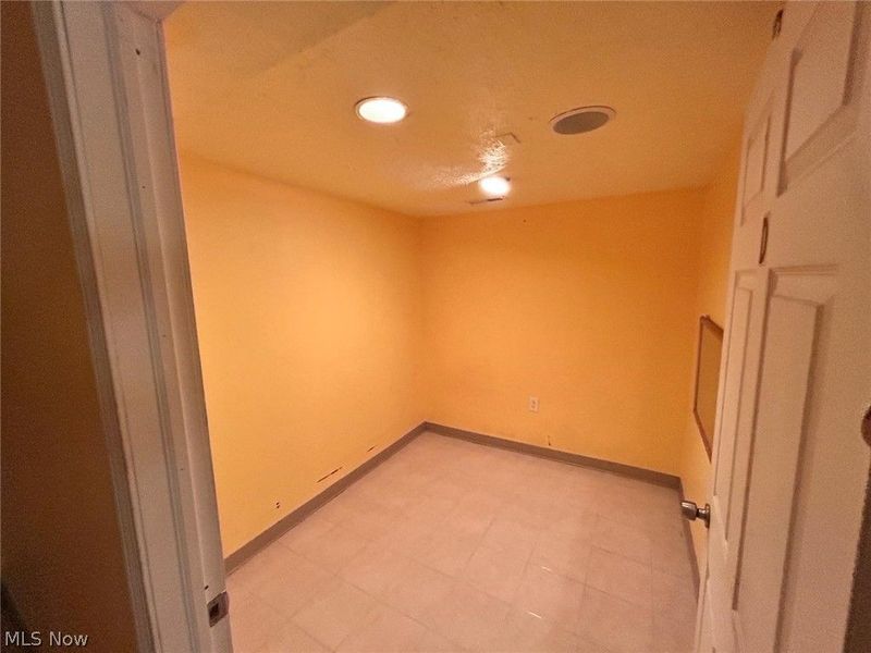 669 E 185th Street E, Euclid, OH 44119 Photo 7