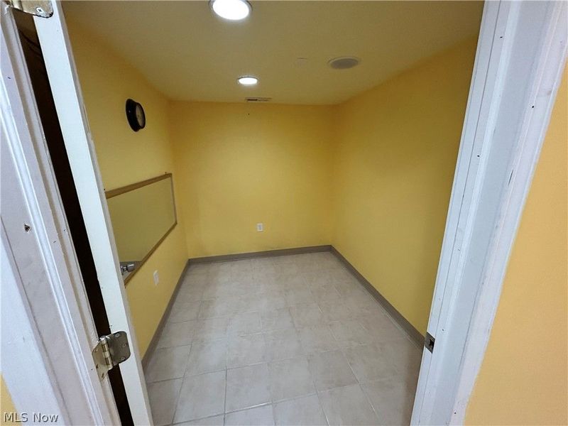 669 E 185th Street E, Euclid, OH 44119 Photo 8