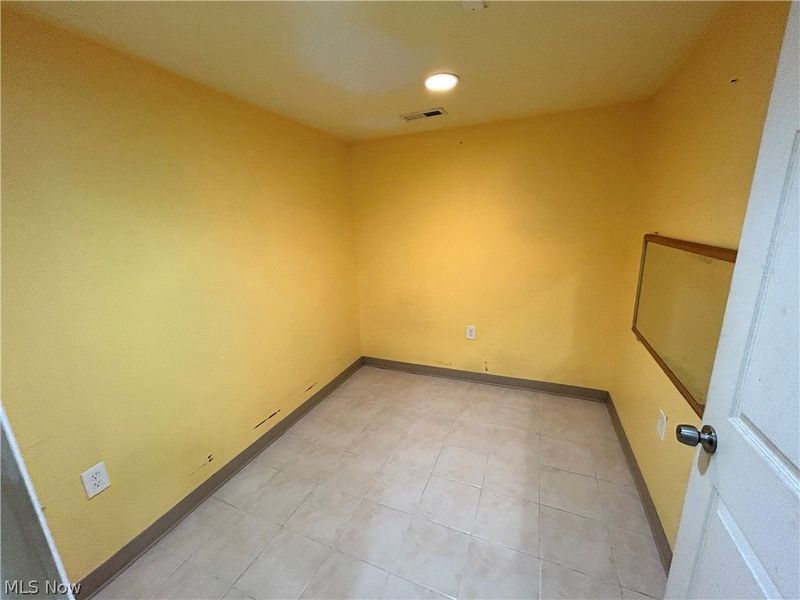 669 E 185th Street E, Euclid, OH 44119 Photo 9