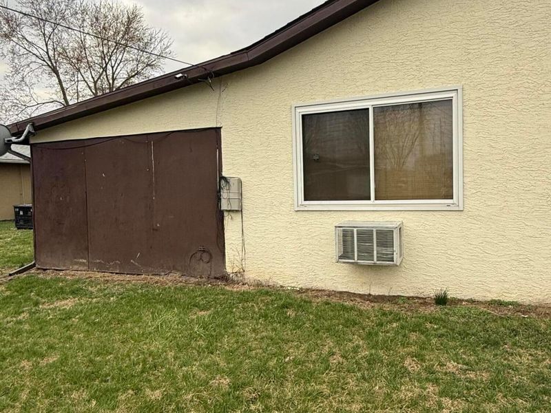 330 332 Mary Place, Ashville, OH 43103 Photo 6