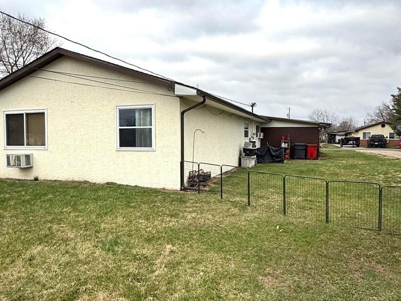 330 332 Mary Place, Ashville, OH 43103 Photo 7