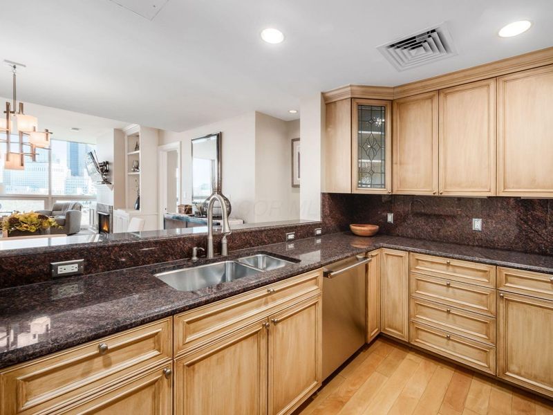 1 Miranova Place, Unit 730, Columbus, OH 43215 Photo 3