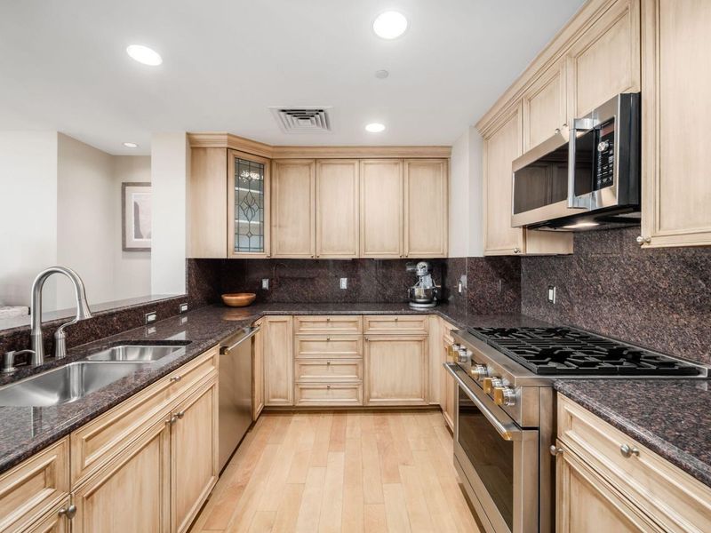 1 Miranova Place, Unit 730, Columbus, OH 43215 Photo 4