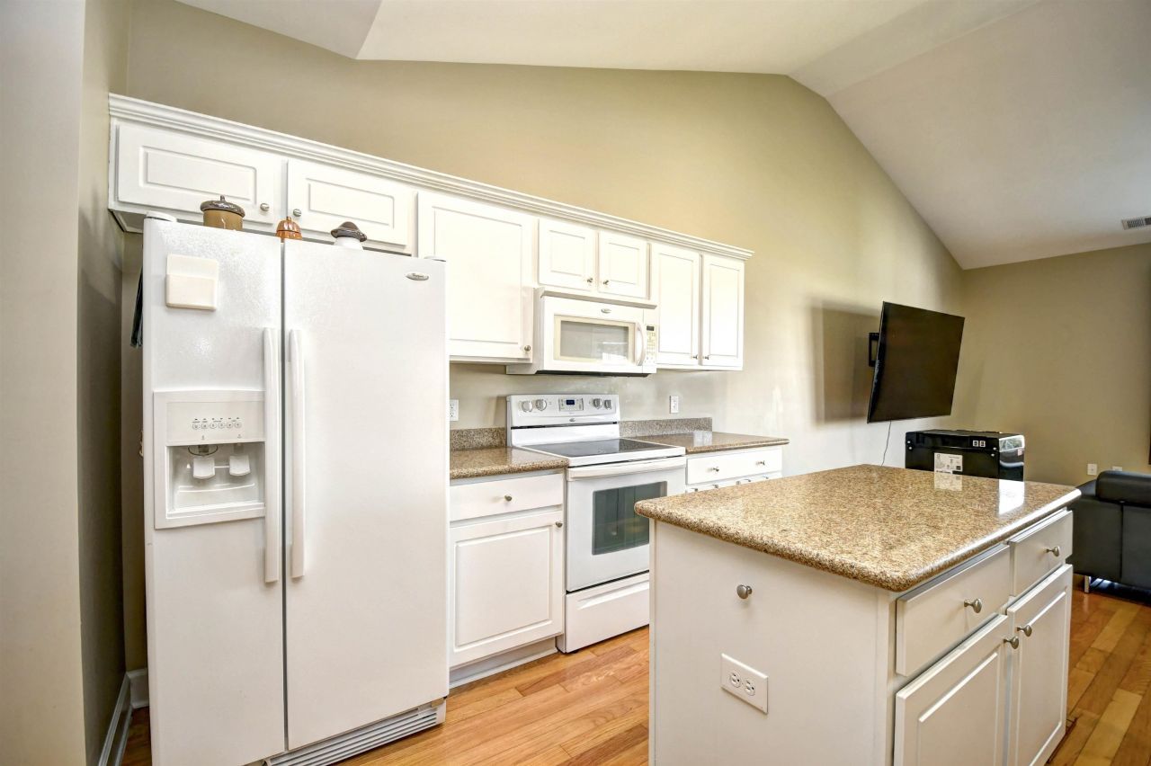 284 Viareggio Rd. Photo 10