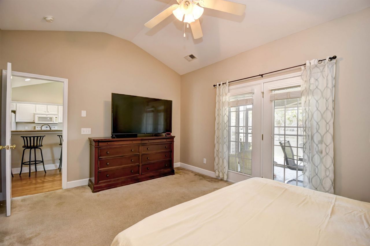 284 Viareggio Rd. Photo 19