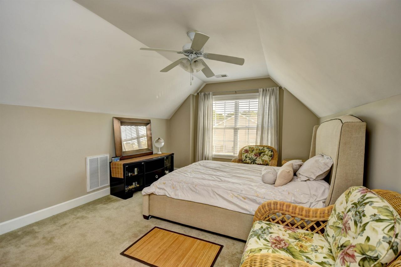 284 Viareggio Rd. Photo 24