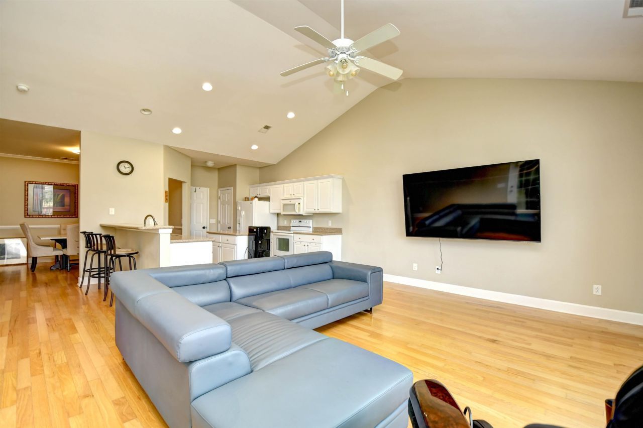 284 Viareggio Rd. Photo 5