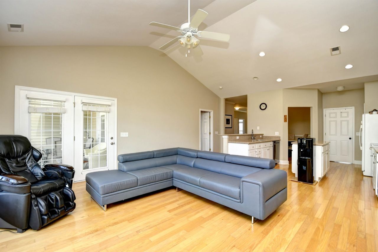 284 Viareggio Rd. Photo 7