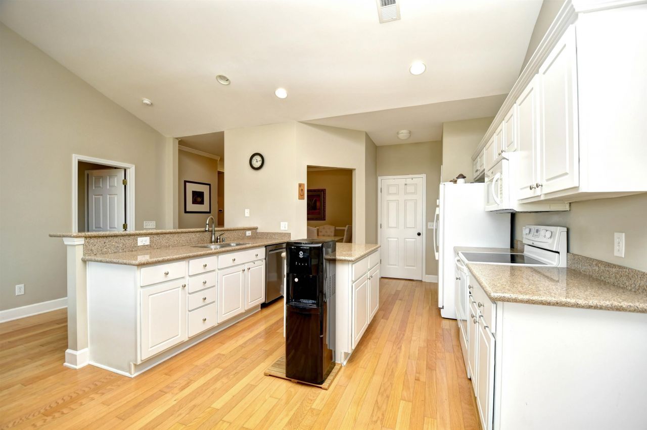 284 Viareggio Rd. Photo 8