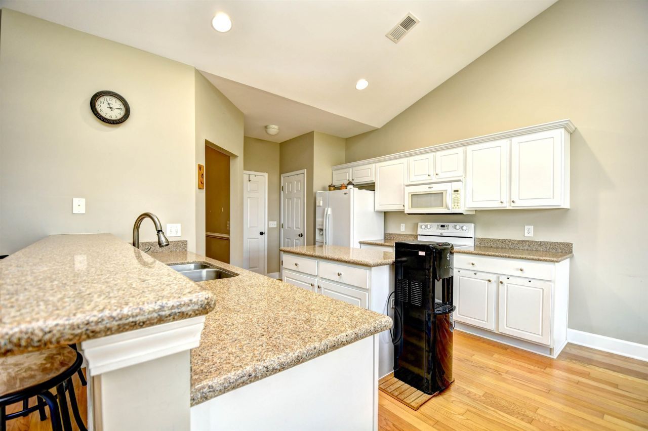 284 Viareggio Rd. Photo 9