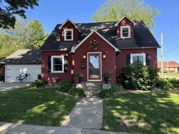 601 10th St , Grundy Center, IA 50638