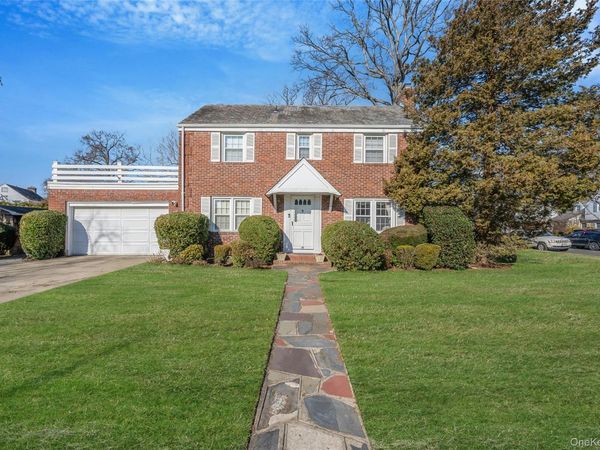 15 Seeley Court, Malverne, NY 11565