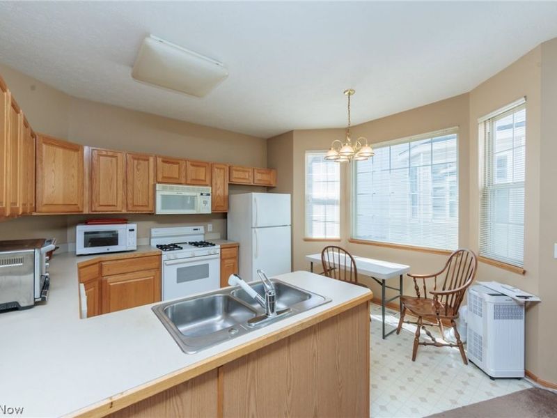 18608 Southporte Drive, Strongsville, OH 44136 Photo 6