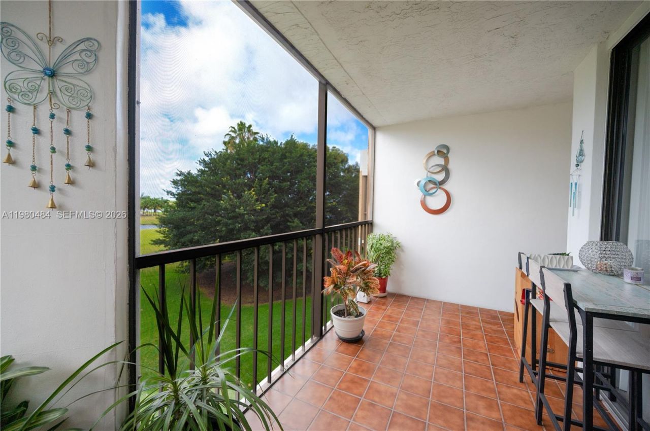 16400 Golf Club Rd , Unit 305, Weston, FL 33326 Photo