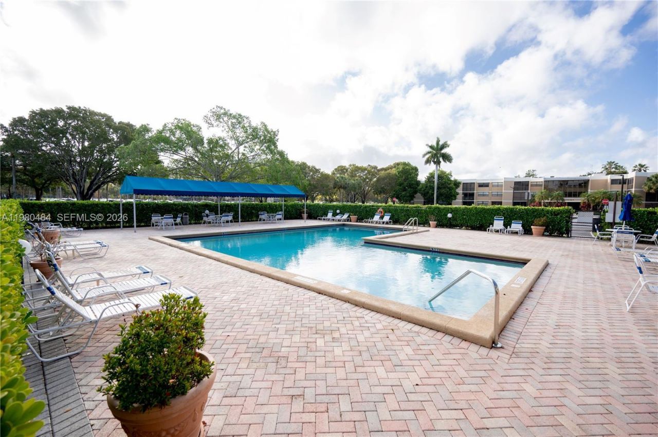 16400 Golf Club Rd , Unit 305, Weston, FL 33326 Photo