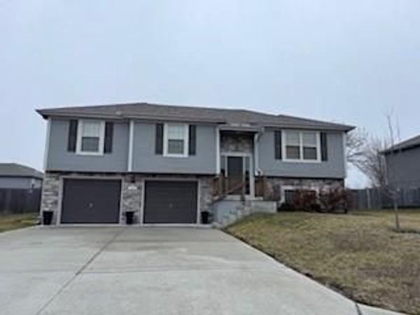1402 SW 9th Terrace, Oak Grove, MO 64075