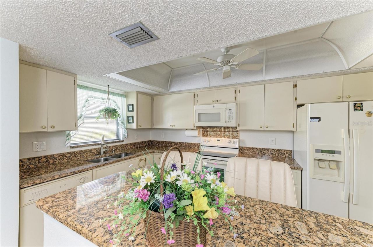 3983 Maceachen Boulevard, Unit 424, Sarasota, FL 34233 Photo